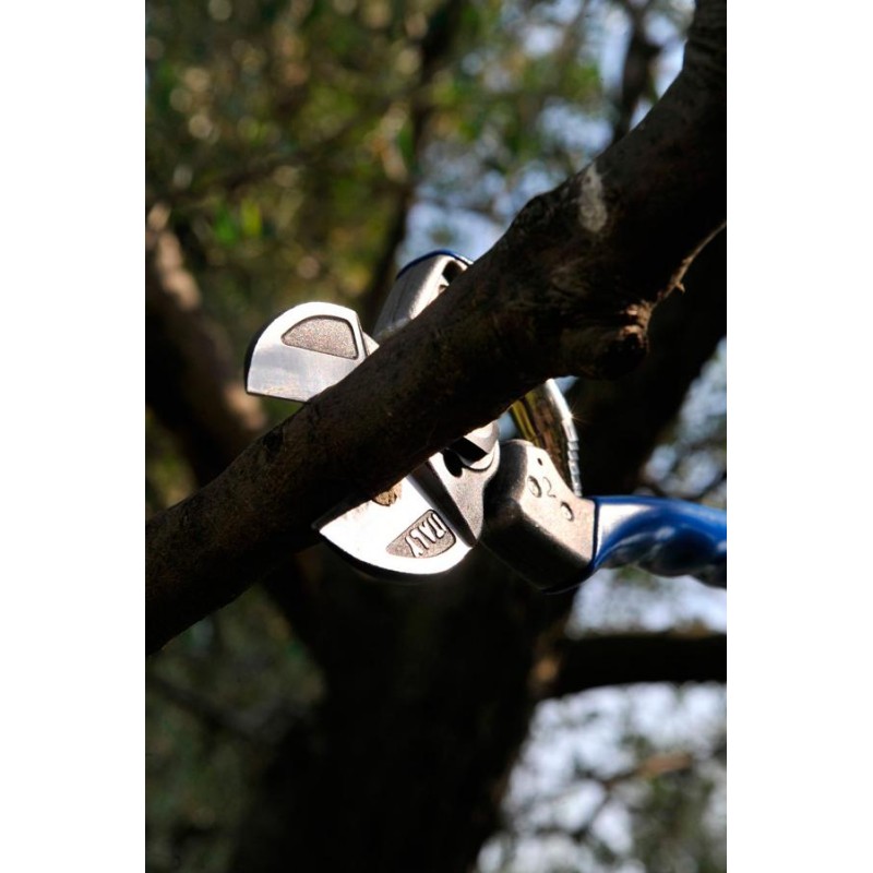 PROFESIONALNE ŠKARJE VESCO A2 velikost ML